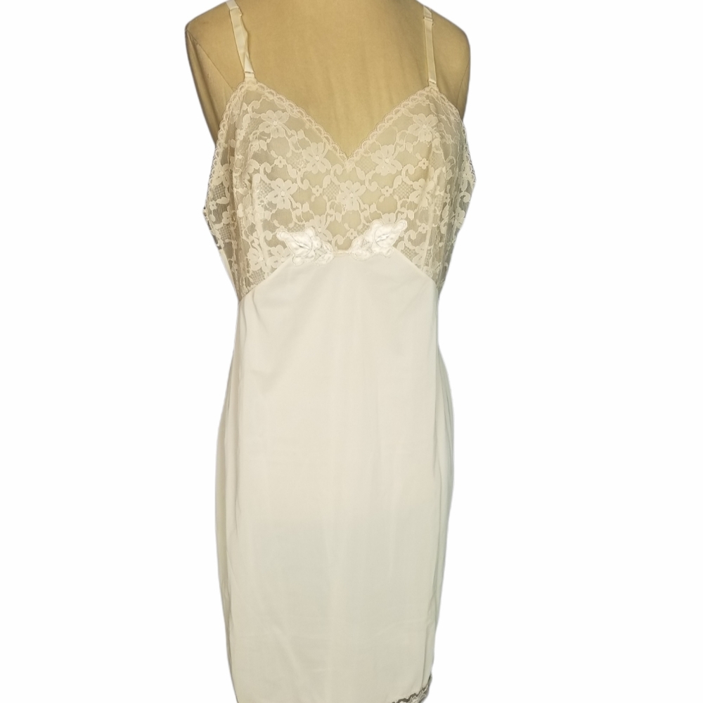 Vintage Seamprufe Cream Nightgown, 100% Nylon - average size 38. Floral lace in